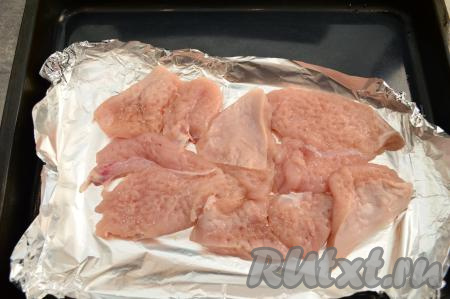 Форму для запекания застелить фольгой. Выложить на фольгу  плотно друг к другу, но не внахлёст, кусочки отбитого филе. Присолить мясо сверху по вкусу.