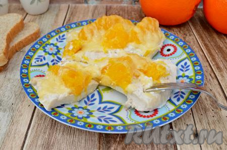 А вот как филе с апельсинами выглядит в разрезе. Куриное мясо в процессе запекания становится нежным, сочным, апельсин придаёт ему небольшую сладкую нотку, а сыр делает вкус более сливочным.