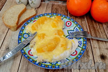 Готовое филе разложить по тарелкам и в горячем виде подать к столу, дополнив гарниром на ваш вкус.