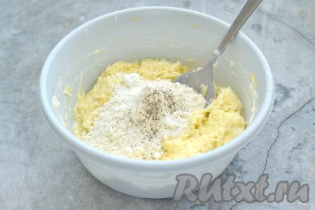 В получившуюся массу всыпаем муку, солим (добавляя соль, учитывайте солёность сыра, с которым вы готовите), перчим, тщательно перемешиваем.