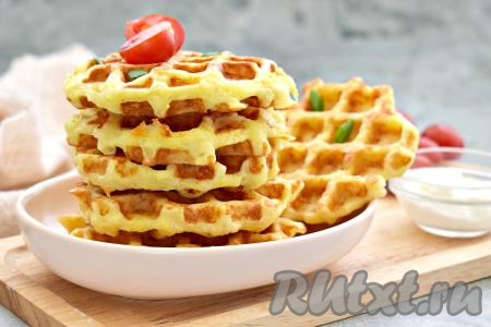 Аппетитные картофельные вафли, приготовленные с добавлением сыра в вафельнице, я подала к столу со сметаной. И вкусно, и сытно, попробуйте!