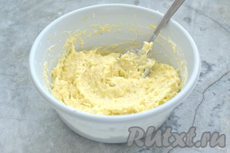 Тесто для вафель, замешанное из сырого картофеля и сыра, должно получиться вязким, в меру густым, как на фото. Если тесто получилось жидковатым, тогда добавьте в вафельное тесто ещё немного муки.