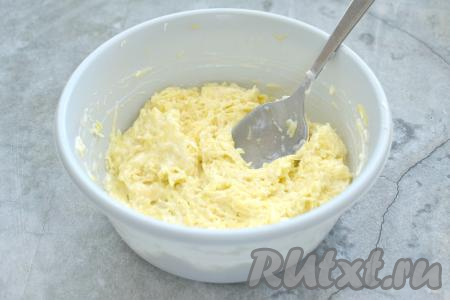 Перемешиваем картофельно-сырную массу.