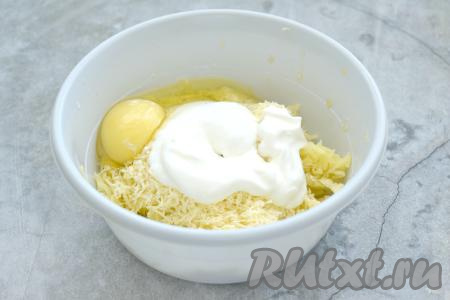 Сюда же выкладываем сметану и сырое яйцо.