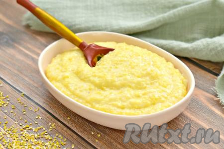 Каша, сваренная из кукурузной крупы на молоке и воде, получилась в меру сладкой, не очень вязкой, вкусной и аппетитной. Включите такую кашу в своё повседневное меню - и полезно, и питательно!