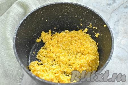 Кукурузную крупу насыпаем в сито, промываем прохладной водой, затем перекладываем в кастрюлю с толстым дном.