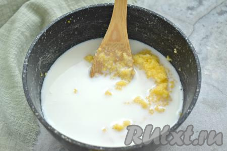 Спустя 20 минут вливаем в кукурузную кашу молоко. Я всегда предварительно кипячу молоко, чтобы оно случайно не оказалось прокисшим, перемешиваем.