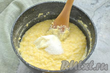 Доводим, иногда помешивая, до кипения, и варим с момента закипания на небольшом огне 10 минут. Периодически перемешиваем кашу, чтобы она не пригорела. В готовую кашу добавляем сахар и, по желанию, сливочное масло, очень хорошо перемешиваем (до растворения масла и сахара), выключаем огонь. Кастрюлю накрываем крышкой, даём каше, сваренной на воде и молоке, настояться 5 минут, а затем сразу раскладываем по тарелкам. Из предложенного количества ингредиентов получается 2 порции кукурузной каши.