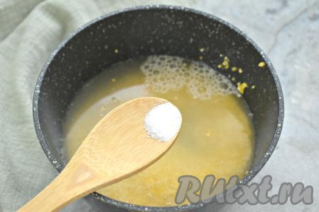 Сразу по вкусу солим и ставим на достаточно сильный огонь.