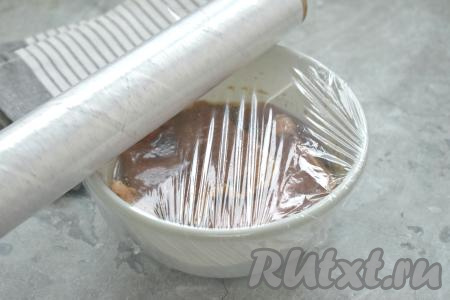 Накрываем миску со свининой в соевом маринаде пищевой плёнкой и оставляем промариноваться при комнатной температуре на 30-60 минут. За это время мясо пару раз перемешайте, чтобы оно равномерно промариновалось. Если планируете мариновать мясо дольше часа, тогда уберите его на нижнюю полку холодильника.