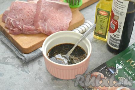 Отставляем мясо в сторону, принимаемся за приготовление маринада. Для этого в миску наливаем соевый соус, добавляем оливковое (или другое растительное) масло, чеснок сушёный (или пропущенный через пресс), приправу для мяса, сахар и немного соли (добавляя соль, учитывайте, что соевый соус достаточно солёный), тщательно перемешиваем и маринад готов.