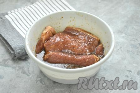 Отбитые кусочки свинины перекладываем в миску, выливаем маринад и тщательно перемешиваем, покрывая мясо со всех сторон.