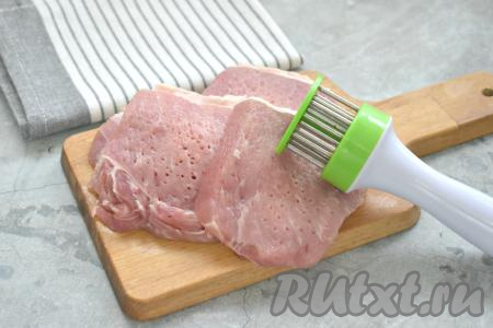 Отбиваем свинину кулинарным молоточком или делаем проколы тендерайзером.