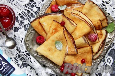 Тонкие, эластичные, нежные блины, приготовленные на йогурте и молоке, подать к столу со сметаной, сгущённым молоком, вареньем или джемом.