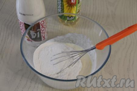 Добавить в миску муку, сахар и соль.