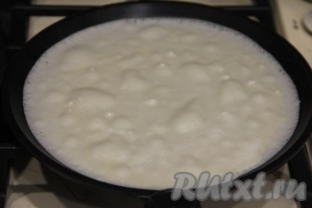 Сковороду хорошо разогреть. Перед выпечкой каждого блина, особенно первого, следует перемешивать тесто. Влить в сковороду половник теста и равномерно распределить по сковороде. Я не смазывала сковороду маслом, но тут всё зависит от качества вашей сковороды. Обычно сковороду смазывают маслом перед выпечкой первого блина и далее по мере необходимости.