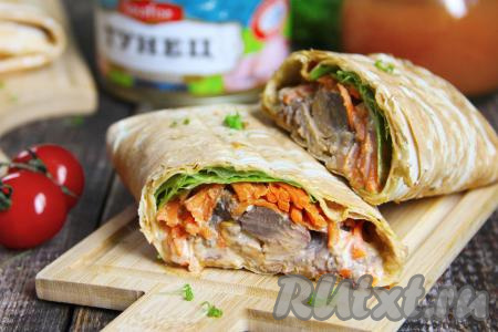 На сухой (или слегка смазанной маслом) сковороде прогреть шаурму с консервированным тунцом по 1-1,5 минуте с каждой стороны на среднем огне. Эта аппетитная, пикантная шаурма отлично утолит голод и порадует приятным вкусом.