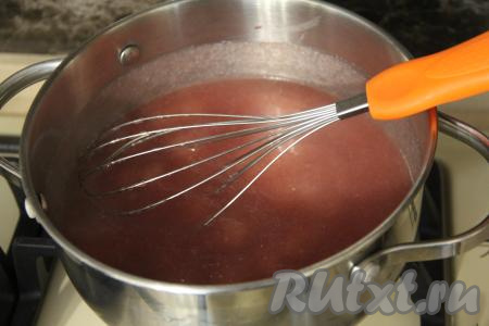 Постоянно помешивая, довести до кипения, если нужно всыпать сахар по вкусу, перемешать и варить на небольшом огне 5 минут, не прекращая перемешивать венчиком.