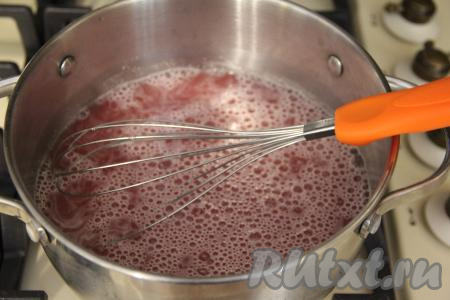 Тщательно перемешать сок с манкой венчиком и поставить на средний огонь.