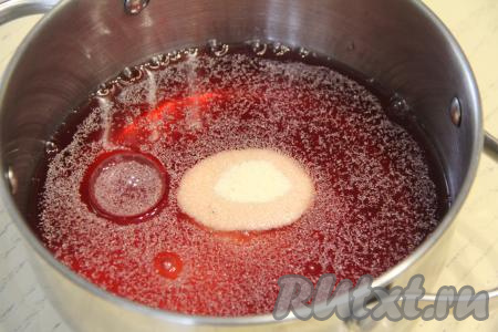 В кастрюлю влить сок, добавить манку.&nbsp;