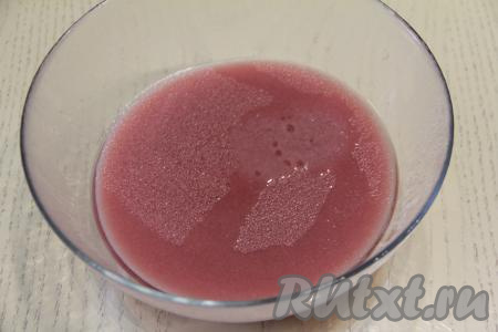 Затем перелить смесь сока и манки в миску, оставить до полного остывания.