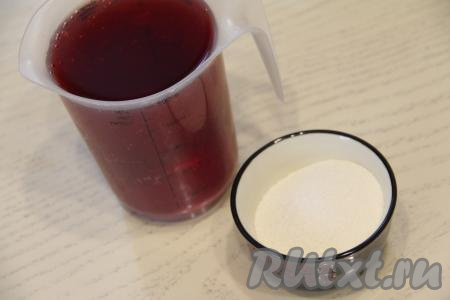 Подготовить продукты для приготовления мусса из манки и сока.