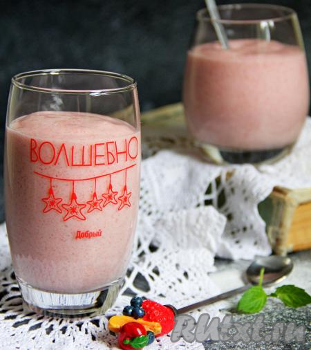 Разложить нежный, воздушный мусс, приготовленный из манки и сока, по креманкам, поставить на 1 час в холодильник, а затем подать вкусный постный десерт к столу.