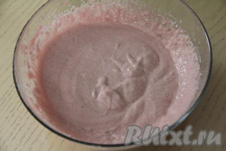 Остывшую смесь сока и манки взбить миксером в течение 5-7 минут. Мусс, получившийся в процессе взбивания, будет светлым и пышным.