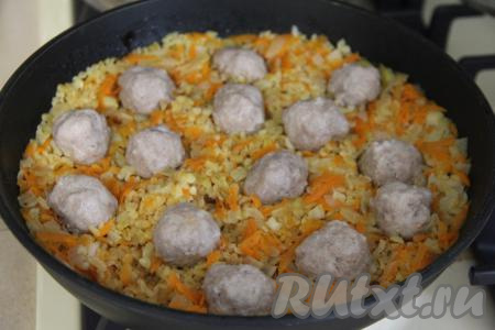 Готовить минут 20 (вода должна полностью впитаться). За это время фрикадельки успеют полностью приготовиться, булгур станет мягким.