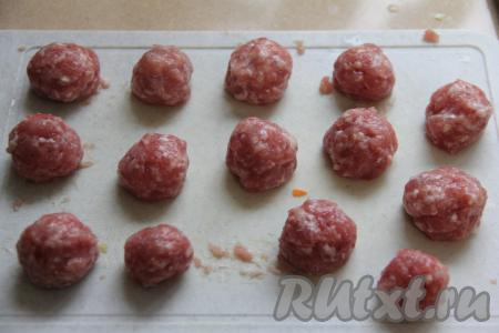 Мясо (у меня - свинина) промыть водой, пропустить через мясорубку. Посолить получившийся фарш и хорошо вымесить. Сформировать из фарша небольшие фрикадельки (размером примерно с грецкий орех).