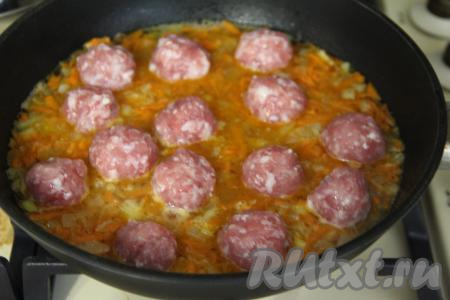 Выложить фрикадельки в сковороду, влить 400 миллилитров кипящей воды. После закипания воды убавить огонь до минимума и накрыть сковороду крышкой.