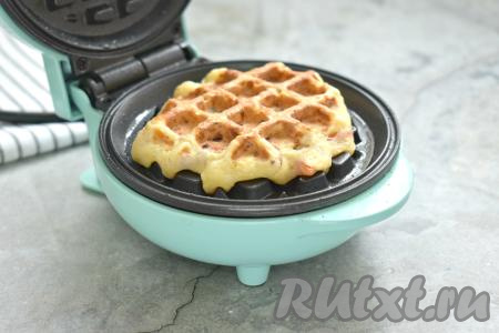 Накрываем тесто верхней панелью вафельницы. Готовим вафлю с курицей и сыром 5-6 минут (продолжительность выпечки во многом зависит от мощности вашей техники), затем перекладываем на решётку и даём слегка остыть. Периодически перемешивая тесто, постепенно выпекаем в электровафельнице все вафельки. Из указанного количества ингредиентов у меня вышло 6 куриных вафель с сыром.