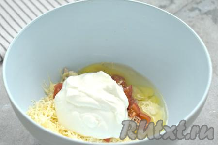 Добавляем сметану. Тщательно перемешиваем содержимое миски.
