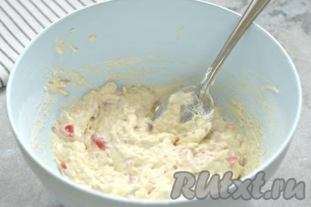 Тесто должно получиться вязким, в меру густым, как на фото. Если тесто получилось жидковатым, тогда добавьте совсем немного муки. При желании в тесто для вафель можно добавить мелко нарезанную свежую зелень.