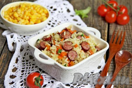 Рассыпчатый рис вместе с ароматными охотничьими колбасками разложить со сковороды по тарелкам и подать к столу в горячем виде.