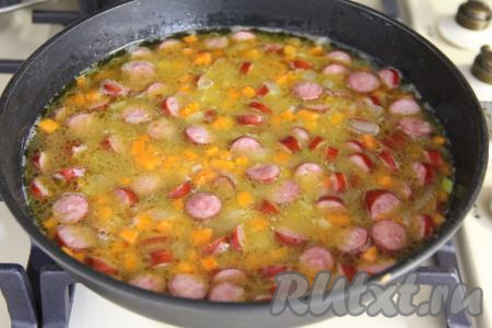 Влить 400 миллилитров кипящей воды, ещё раз дать закипеть воде и сразу уменьшить до минимума огонь.