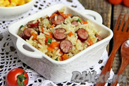 Рис с охотничьими колбасками на сковороде