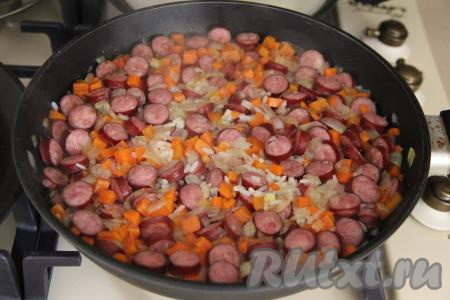 Готовить рис с охотничьими колбасками, накрыв сковороду крышкой, минут 25 (рисинки должны стать мягкими, а вода - полностью испариться).
