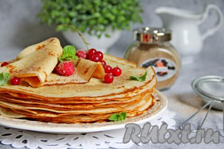 Ароматнейшие, эластичные, тонкие блины, замешанные на молоке с корицей, можно есть и тёплыми, и остывшими, дополнив мёдом, сметаной или вареньем.