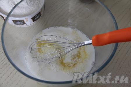 Влить 400 миллилитров молока и перемешать венчиком до однородности.