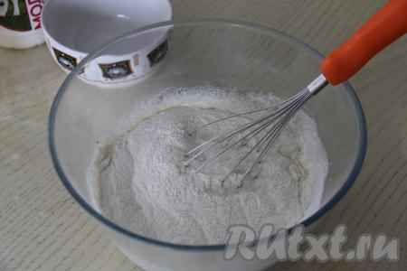 Всыпать в миску просеянную муку.