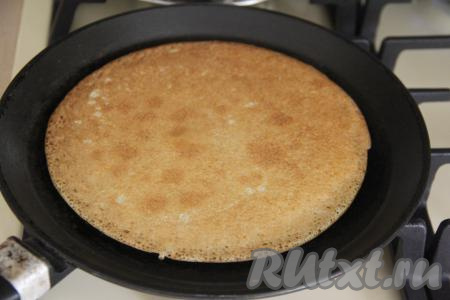 Жарить тонкий блинчик до золотистости с другой стороны, а затем переложить на тарелку. Не забывая перемешивать тесто перед приготовлением очередного блина, постепенно пожарить все блинчики, складывая их горкой на тарелку. Я сковороду после жарки первого блина маслом не смазывала, но здесь нужно ориентироваться на качество вашей блинной сковородки, поэтому, если будет нужно, по мере необходимости смазывайте сковороду маслом.