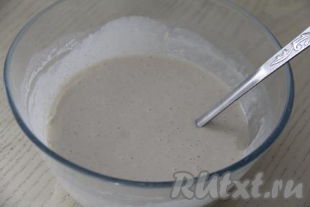 Затем влить в тесто для блинов 2 столовых ложки растительного масла, перемешать и оставить его настояться на 10-15 минут.