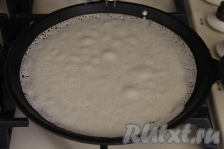 Сковороду хорошо разогреть, смазать тонким слоем масла, влить половник теста, сразу равномерно распределяя блинное тесто по всей сковороде. Жарить блин с корицей до зарумянивания снизу, затем перевернуть его.