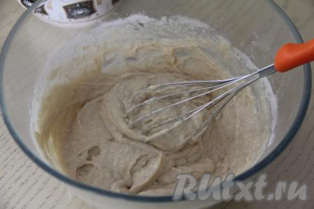 Перемешать тесто венчиком до однородности.