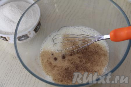 Добавить корицу и перемешать.