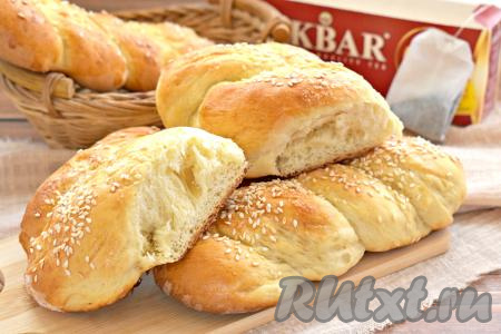 Булочки, приготовленные из теста, замешанного на сырых дрожжах и молоке, получаются воздушными, пышными, сладкими, они станут прекрасным дополнением к чашечке горячего чая или кофе.