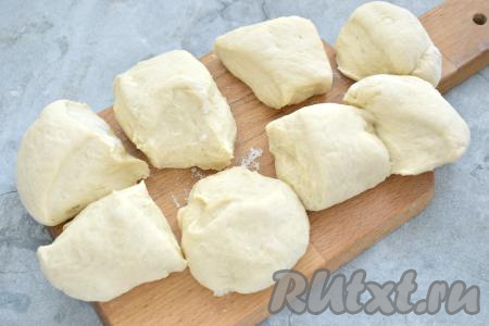 Поднявшееся тесто обминаем и делим на 8 равных кусочков.