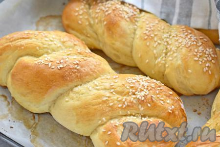 Выпекаем плетёные булочки минут 25 (до румяности), затем достаём из духовки, накрываем полотенцем и полностью остужаем.