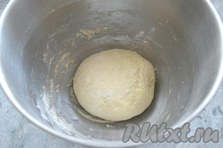 Перемешиваем тесто сначала лопаткой. А затем вымешиваем тесто руками не менее 10 минут, подсыпая по мере необходимости оставшуюся муку и учитывая, что тесто для булочек должно получиться мягким, не забитым мукой и не липнущим к ладоням. Миску с тестом затягиваем пищевой плёнкой (или прикрываем полотенцем) и ставим в тёплое место на 1-1,5 часа (тесто должно увеличиться в объёме раза в 2).